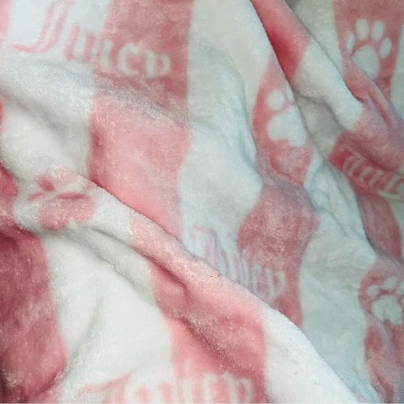 **SOLD** Juicy Couture Pet Plush Throw & Bone Shaped Sherpa Pillow Set for Dogs - Picture 6 of 16